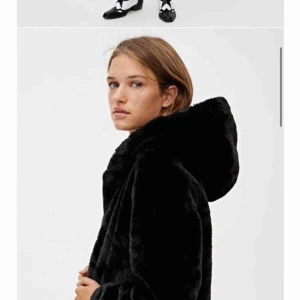  - Svart pälsjacka med luva ifrån Pull & Bear i storlek Xs. Knappt använd
