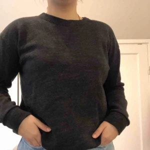  - Melerad sweatshirt från HM, väldigt mjuk och skön!