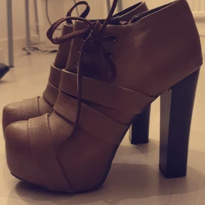 Nelly - Sköna klack skor från Nelly med platå i storlek 38