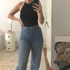  - Svart body med detalj i ryggen! S men passar M💕 Frakten ingår i priset💖💖