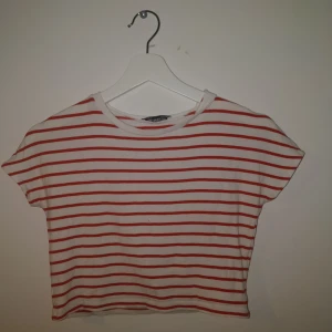  - Röd-och vitrandig topp från Zara, lite nopprig men endast använd ett fåtal gånger, köparen står för frakten🙌🙌