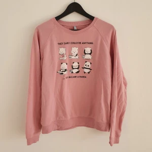 Mysig söt tröja men pandor. - Spårbar frakt tillkommer på 63kr.