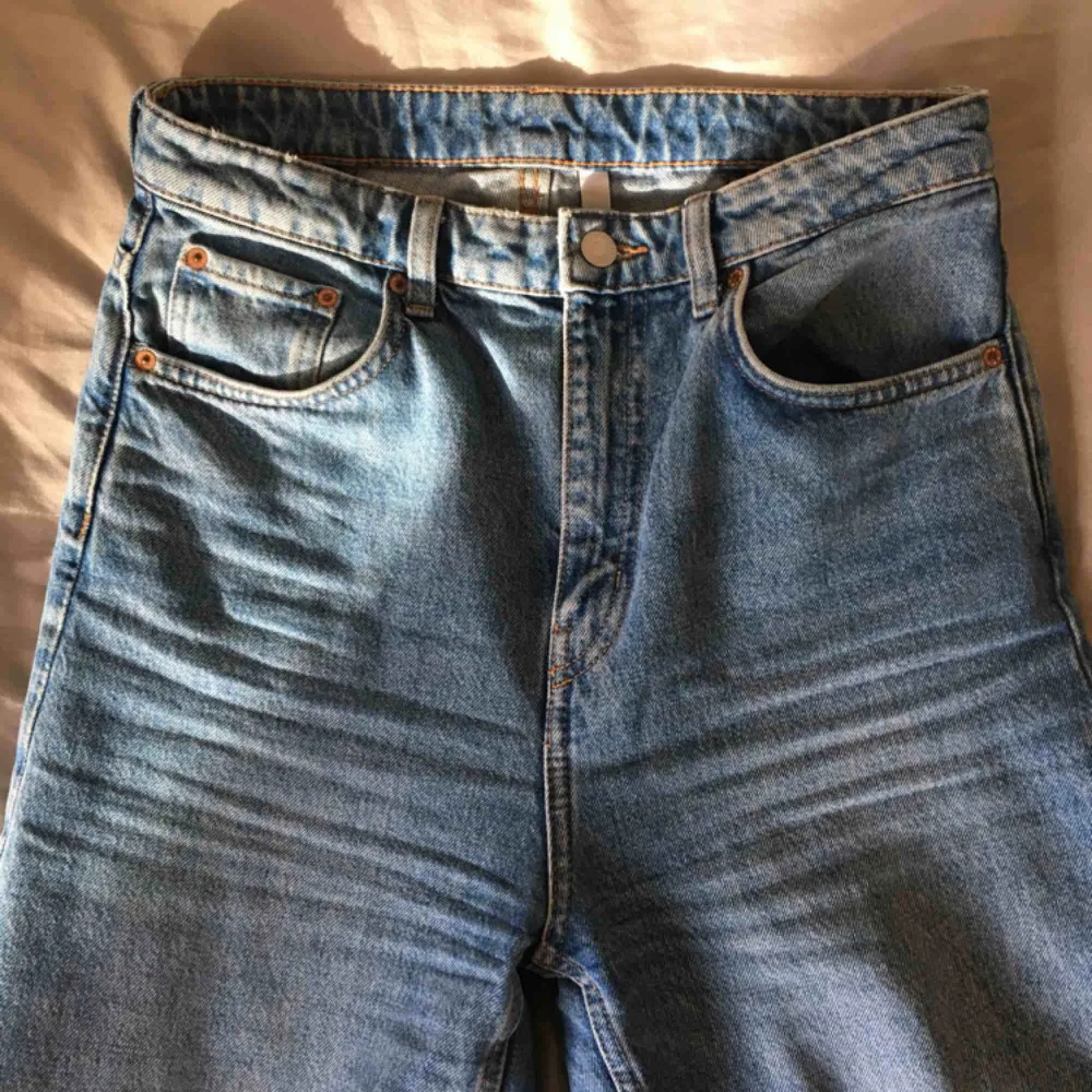 Säljer mina Ace jeans från weekday då dom är lite för små. Dom är knappt använda! Storlek 28 i midjan och 34 i längd! Möts gärna upp i Malmö, annars tillkommer frakt på 30kr :)). Jeans & Byxor.