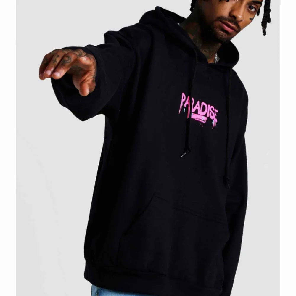 Snygg oanvänd hoodie ifrån mansavdelningen med snygga tyck. Det är en s men sitter på mig oversized. Köptes för 450kr säljs för 250kr+ 79kr frakt. Hoodies.