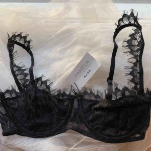  - Den är 75B men är verkligen för liten för mig, så passar endast en A-kupa. Helt oanvänd å superfint material. Orginalpris 199 säljer för 40kr + frakt.