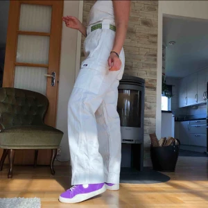  - Sjukt snygga vita arbetsbyxor/cargopants. Jag älskar dom o tycker dom är skit snygga men tyvärr är dom lite för stora! (Det här är inte mina bilder, jag köpte byxorna av en annan tjej här på plick och tog nu hennes bilder) 