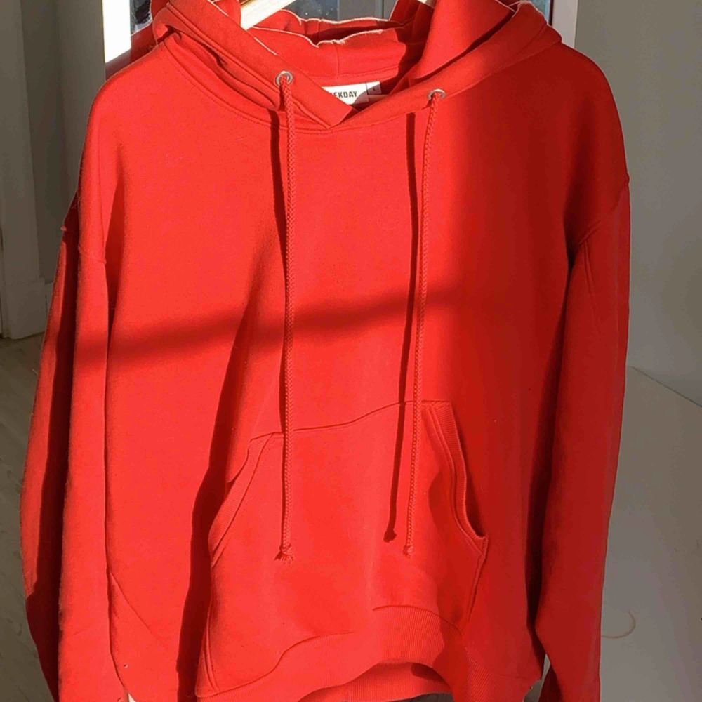 Röd hoodie från Weekday i storlek S!! Den är oversized så passar även en M. Kan mötas upp i Stockholm eller så står köparen för frakt💙. Huvtröjor & Träningströjor.