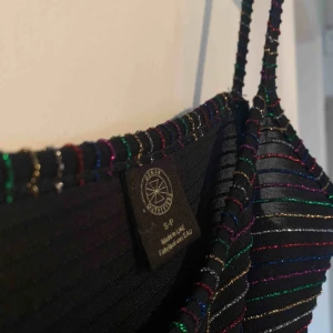 - Helt ny, aldrig använd klänning från Urban Outfitters!🌈 festlig och gullig klänning från UO som tyvärr var för liten för mig redan vid köp. Är i storlek S men skulle säga att den är kort nog att passa en i XS. Frakt tillkommer 🚚 priset kan diskuteras♻️ 