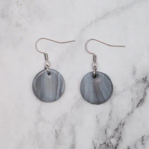  - Fina silverfärgade örhängen med ett hänge i lera. Nickelfria. Fri frakt vid köp över 100:-.