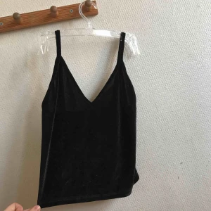  - jätttefin topp och väldigt skön! Bra skick. Motsvarighet 36. Svart sammetströja från brandy Melville!❤️ jättefin men kommer inte till användning, frakt inkluderat!