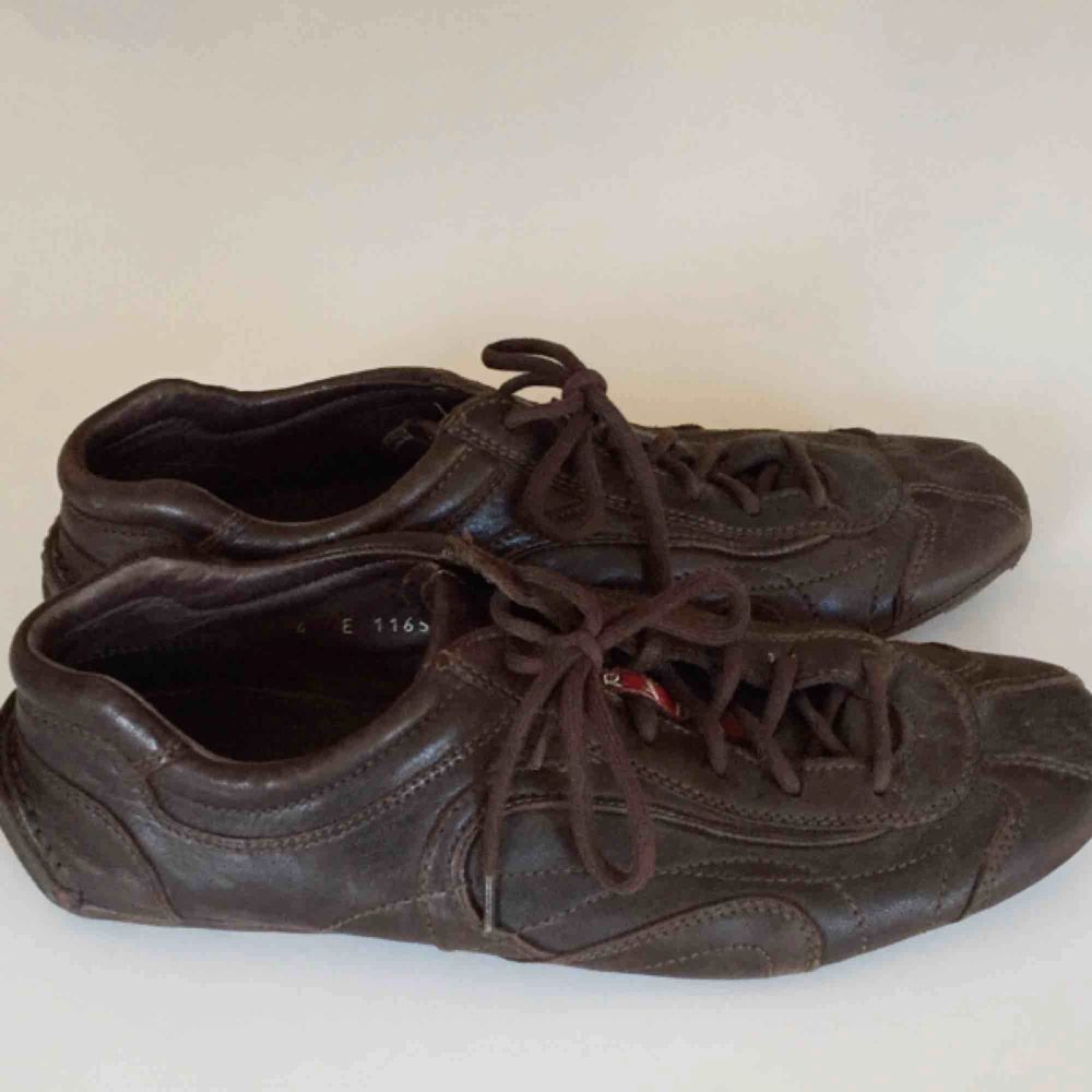 Vintage Prada Sport skor i läder.. Skor.