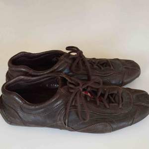 Vintage Prada Sport skor i läder.