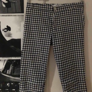  - Rutiga riktigt sköna och snygga byxor från mango som är mer i ett stretchigt material.   Om man vill ha mer bilder är det bara att skriva Köparen står för frakt ;)