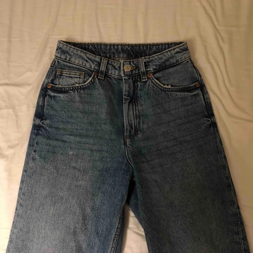 Jeans från monki i modellen MOZIK och storleken 24! Köpt för 400kr men säljer för 150kr + frakt! Använda ca 3 gånger men ser helt nya ut. De slutar lite ovanför mina fötter och jag är 165! De är straight leg/wide leg. Jeans & Byxor.