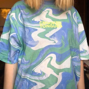  - Säljer en mönstrad oversized tröja från märket crooked tounges. Storleken är S men sitter mer som en M/L 🐆