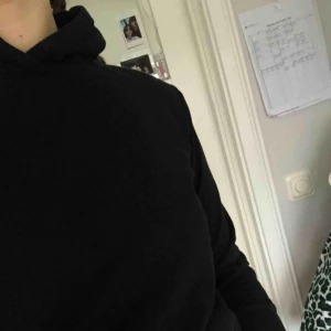  - Snygg, superskön, helsvart hoodie! Perfekt skick. Egentligen storlek 152, men sitter som en XS. 