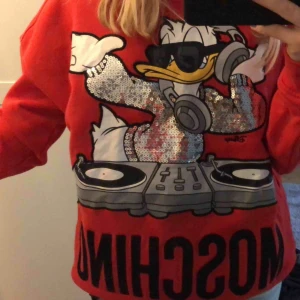  - LÄGG BUD!!!  Jag säljer denna as coola tröja som är slutsåld och kommer inte tillverkas mera. Sällan använd. Den är från h&m och moshinos kollektion! 