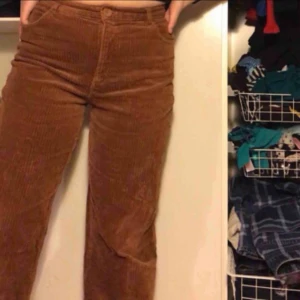  - Manchesterbyxor till bra pris! Använda 2-3 gånger och därför i väldigt bra skick. Storleken är 40 men passar bra på mig som har 38❣️Säljes för 80kr exklusive frakt, möts helst upp i Stockholm🌸