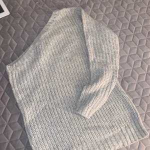  - One shoulder stickad tröja 