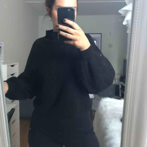  - En superfin svart tröja från Bikbok. Något noppig så därav det billiga priset. Köparen står för frakten☺️