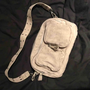  - Skitsnygg väska från Ginatricot!!! Endast använd 1 gång och säljer pga att jag ångrar färgvalet. 150kr + frakt!! (Nypris 300kr)