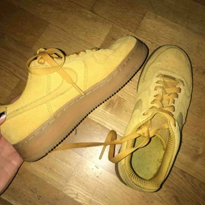  - Senapsgula Nike air force,använda ett par gånger men sparsamt använda,supercoola men kommer inte till användning! 