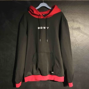  - Riktigt snygg svart hoodie med röd luva och röda kanter nertill. Tyget är nästan som träningskläders tyg, fast tjockare.   Kan mötas i Åkersberga, Täby och Stockholm City. Köpare står för frakt. 