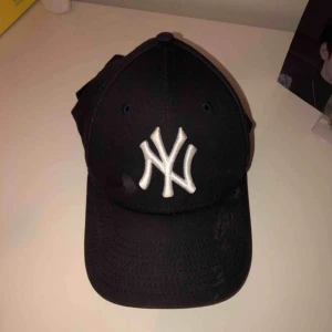  - Svart keps✨💦  ❌Denna kepsen är använd och har några fläckar men kan tas bort i tvätten. Den är annars i gott skick och passar bra till många stilar!❌ 