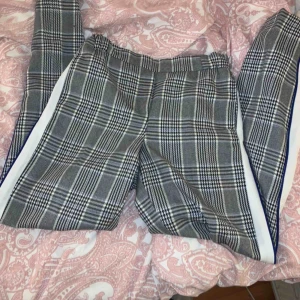  - Rutiga kostymbyxor köpta i Riga. Använda 2ggr. Köpta för 499kr & sitter super snyggt! Kan fraktas :)