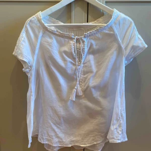  - Vit oddmolly blus, bra skick. Mycket snygg till våren/sommaren