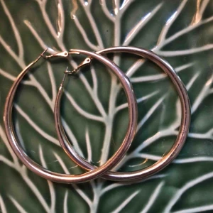  - Guld örhängen. Ganska använda.