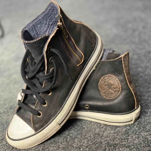  - Bruna Converse Special Edition i skin. Inköpta i New York, dock för små för mig. Har använt dom 5 gånger. 200kr, frakten kan vi diskutera. Jag kan också tänka mig byta mot andra sneakers/kläder i stl 39-40 eller S i kläder. Kom med förlag! 