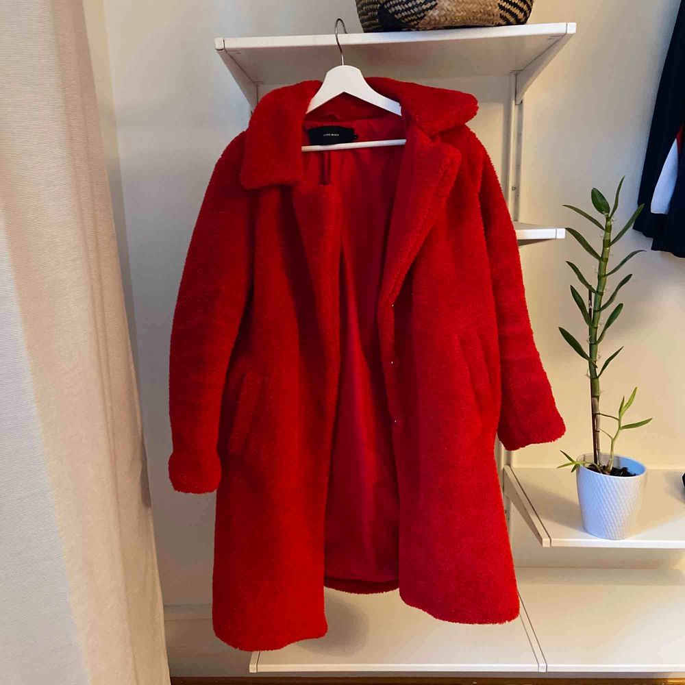 Röd Teddy-kappa från vero Moda | Plick Second Hand