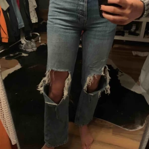  - Slitna momjeans från Gina Tricot, något highwaisted!Tyvärr för små för mig nu men de är i ett jättebra skick och perfekta nu inför vår/sommar🌷 frakt tillkommer!📦 jag är ca 168 cm!