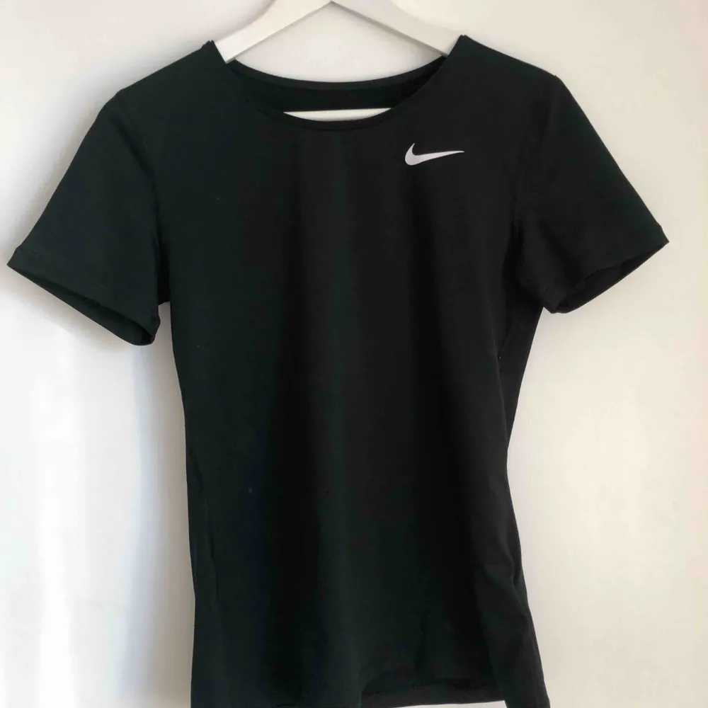 Träningströja från Nike i storlek S. Aldrig använd men prislappen är borttagen. Den är alltså i bra skick! Köparen står för frakten! . T-shirts.