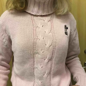  - Supersöt ljusrosa stickad tröja!!! Så skön och jättegullig verkligen. Säljer pga behöver plats i garderoben. Möts helst men kan kan frakta och då tillkommer ca 50kr till priset💙🤩