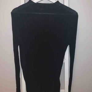  - Långärmad figursydd tröja i merinoull.  Från H&M TREND. Fint skick 