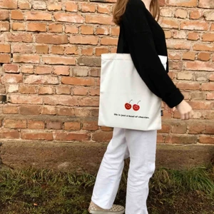  - Tygkassarna finns i 8 olika tryck. Gratis frakt i hela landet. 1 för 149kr. 2 för 249kr. 3 för 299kr. Har dragkedja och ett innerfack med dragkedja. Skicka ett meddelande för att köpa. Betalning sker via swish ❤️🧡💛💚💙💜💗❤️🧡💛💚💙💜💓❤️🧡💛💚💙💜💓