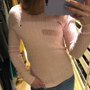  - Ljusrosa Tommy hilfiger tröja i storlek S använd 2 gånger så fint skick. Frakt tillkommer 