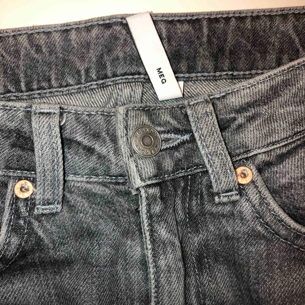(Första bilden från hemsidan, de andra är mina) Gråa mom jeans från weekday, modell ”Meg” Har bara använt de ett fåtal gånger och dem är i så gott som i nyskick. Säljer pga dem är för korta för mig.  Nypris 600. Jeans & Byxor.