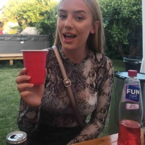  - Genomskinlig/mesh top i orm mönster