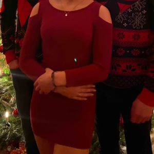  - Den är mörk röd använd typ tre till fyra gånger inga skador eller trådar.