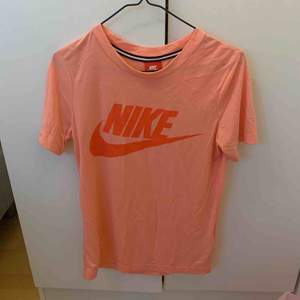 Jättefin rosa Nike t-shirt! Knappt använd, är en XS men sitter som en S. 💞