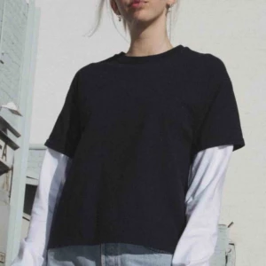  - Säljer min navy t-shirt med vita fastsydda ärmar under!! Otroligt skön, men har knappt kommit till användning..   Köparen står för frakt!✨