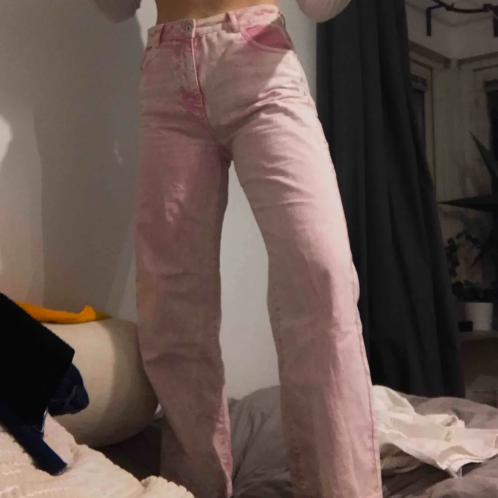 Ascoola rosa jeans från ASOS! Köpta i stress till en temafest och kom sen aldrig till användning igen pga att dom är för stora för mig. Långa i benen (passar mig som är 180) och högmidjade! Fläckar längst ner. Kan mötas upp i Lund/Malmö eller skickas.. Jeans & Byxor.