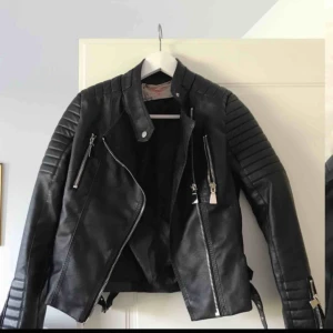 Skinjacka - Knappt använd, skriv om du är intresserad!🤎