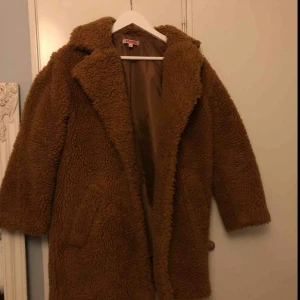  - Säljer en superfin teddyjacka från Indiska! Endast använda några få gånger och därför i mycket fint skick. 