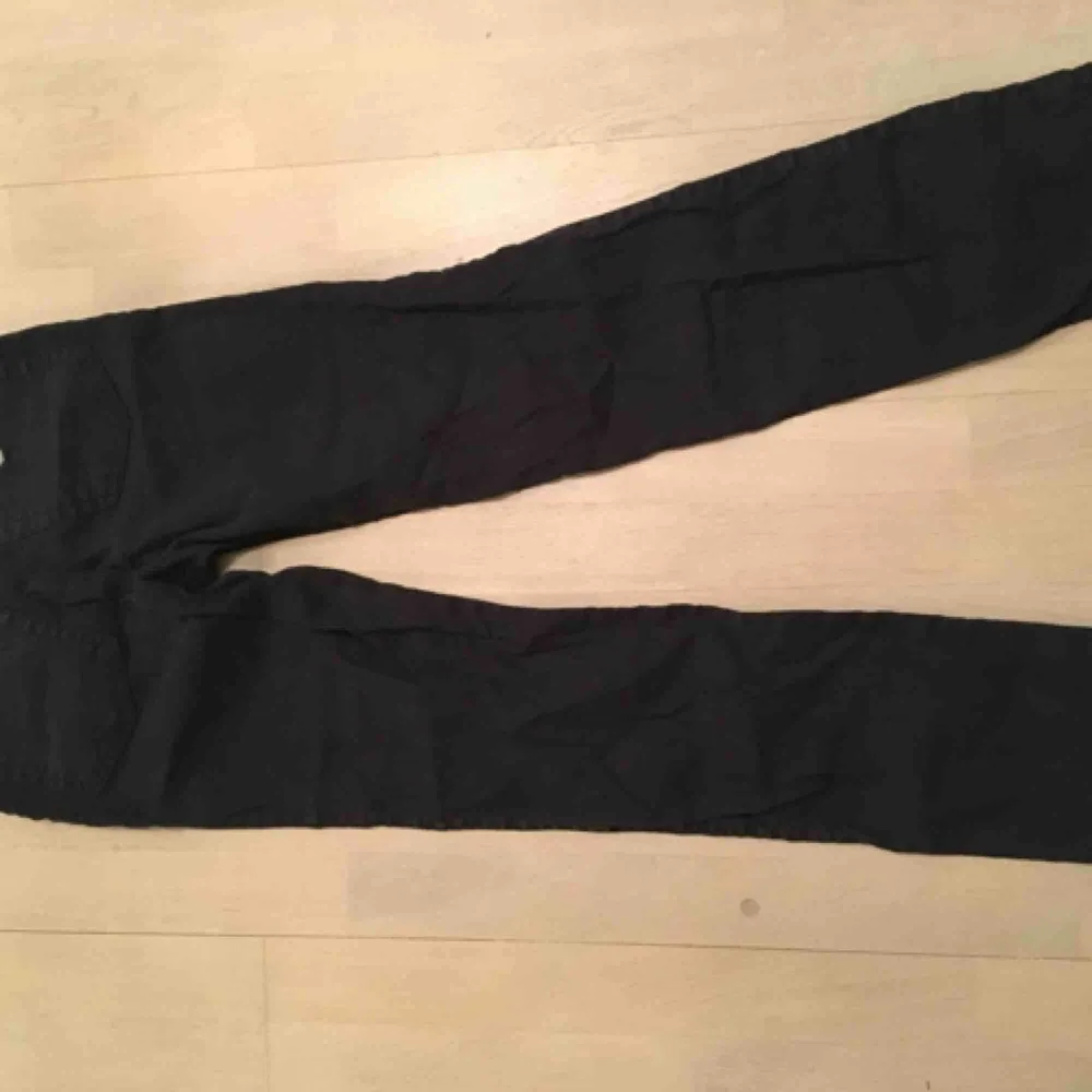 Armani jeans strl 27, svarta.  Skickas med postnord (60kr) eller hämtas i Sthlm. . Jeans & Byxor.