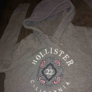  - En går mysig tjocktröja med lite detaljer, köp för tre år sen men använd bara 4 gånger, i jätte bra skick!