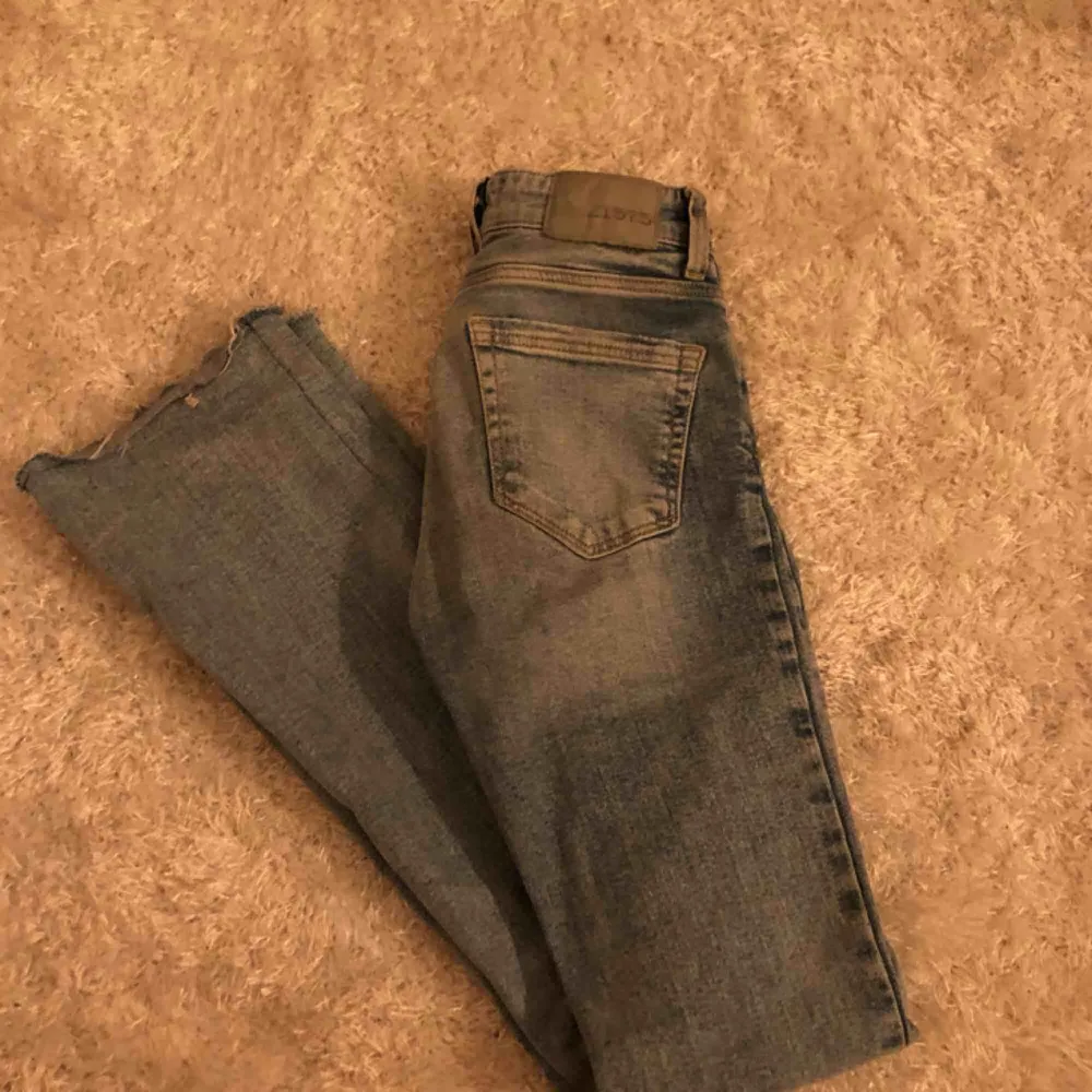 Ljusblåa bootcut jeans från Zara som jag sytt in lite i benen för att få en mer rak passform, har även klippt ett eget hål på ena knät! Väldigt stretchiga och precis lagom långa för mig som är 168cm :) . Jeans & Byxor.